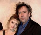 En 2001, Tim Burton, 50 ans, rencontre Helena Bonham Carter, 42 ans, sur le tournage peu glamour de La Planète des singes. Il se sépare de Lisa Marie pour l'actrice anglaise, désormais mère de ses 2 enfants.