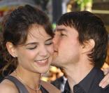 Après Nicole Kidman, Tom Cruise choisit en 2005 Katie Holmes, 30 ans (toujours plus grande que lui). La carrière de la belle stagne, mais  dans les tabloïds, elle sera la maman star de la petite Suri Cruise en 2006.