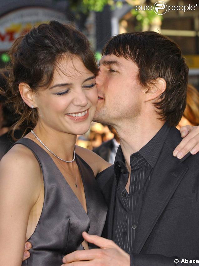 Après Nicole Kidman, Tom Cruise choisit en 2005 Katie Holmes, 30 ans (toujours plus grande que lui). La carrière de la belle stagne, mais  dans les tabloïds, elle sera la maman star de la petite Suri Cruise en 2006.