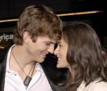 Avec Bruce Willis, Demi Moore formait un couple superstar avec 3 enfants de 1987 à 1998. En 2005, elle épouse Ashton Kutcher, il a 27 ans à l'époque et est de seize ans son aînée. Qu'importe, leur histoire fonctionne !