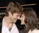 Avec Bruce Willis, Demi Moore formait un couple superstar avec 3 enfants de 1987 à 1998. En 2005, elle épouse Ashton Kutcher, il a 27 ans à l"époque et est de seize ans son aînée. Qu"importe, leur histoire fonctionne !