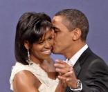 Couple ultra médiatisé en 2008 formé par l'homme le plus puissant du monde Barack Obama, 47 ans et sa femme Michelle, 45 ans, il véhicule l'image de la famille parfaite avec leurs filles Malia Ann et Natasha. Yes they can !