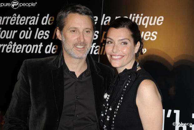 Un animateur télé et une animatrice télé, certes ce n'est pas nouveau. Pourtant, le couple Antoine de Caunes, 55 ans, et Daphné Roulier, 41 ans, est à la fois discret et chic. Mariés depuis 2007, ils sont les parents du petit Jules.