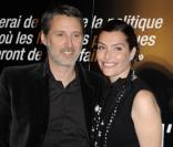 Un animateur télé et une animatrice télé, certes ce n'est pas nouveau. Pourtant, le couple Antoine de Caunes, 55 ans, et Daphné Roulier, 41 ans, est à la fois discret et chic. Mariés depuis 2007, ils sont les parents du petit Jules.