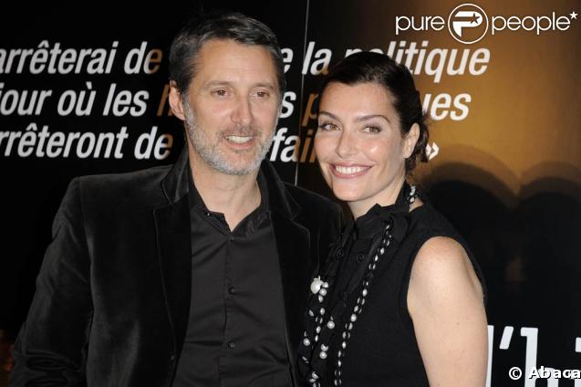 Un animateur télé et une animatrice télé, certes ce n'est pas nouveau. Pourtant, le couple Antoine de Caunes, 55 ans, et Daphné Roulier, 41 ans, est à la fois discret et chic. Mariés depuis 2007, ils sont les parents du petit Jules.