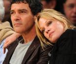En 1995, Melanie Griffith rencontre Antonio Banderas sur le tournage de la comédie (oubliable) Two Much. Agée de 51 ans et lui de 48 ans, ils forment un couple solide : finies les cures de désintox pour l'actrice !