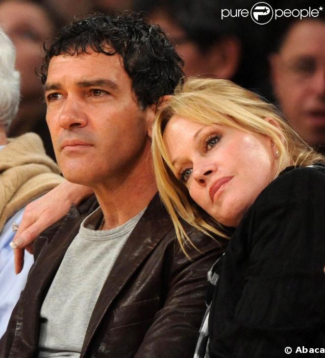 En 1995, Melanie Griffith rencontre Antonio Banderas sur le tournage de la comédie (oubliable) Two Much. Agée de 51 ans et lui de 48 ans, ils forment un couple solide : finies les cures de désintox pour l'actrice !
