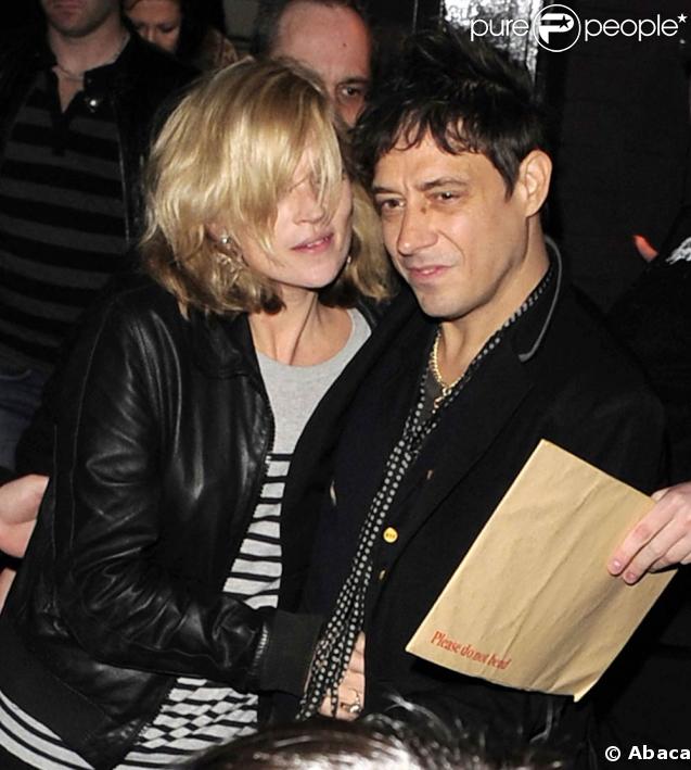 Toujours Rock'n'roll mais moins destroy qu'avec Pete Doherty, Kate Moss file le parfait amour (jusqu'à preuve du contraire) avec Jamie Hince des Kills depuis 2007. Le top de 35 ans aurait donc trouvé la stabilité ?