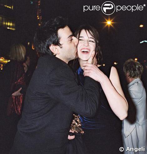 Amoureux de Charlotte Gainsbourg dans Aux yeux du monde en 1991, Yvan Attal, 44 ans, tombe réellement sous le charme de l'actrice de 37 ans. Elle deviendra sa muse dans ses films et auront 2 enfants.