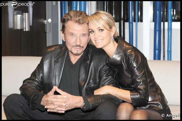 Après plusieurs histoires, Johnny Hallyday s'est stabilisé avec Laeticia, sans oublier son look de rocker. Ils se marient en 1996 et adoptent ensemble elle 2 petites filles, Jade et Joy.