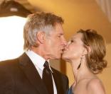 Après 2 divorces qui lui ont coûté bonbon, Harrison Ford choisit en 2002 Ally McBeal, autrement dit Calista Flockhart, 44 ans. Elle a 22 ans de moins que lui et pourtant ça marche, il a même adopté son petit Liam !