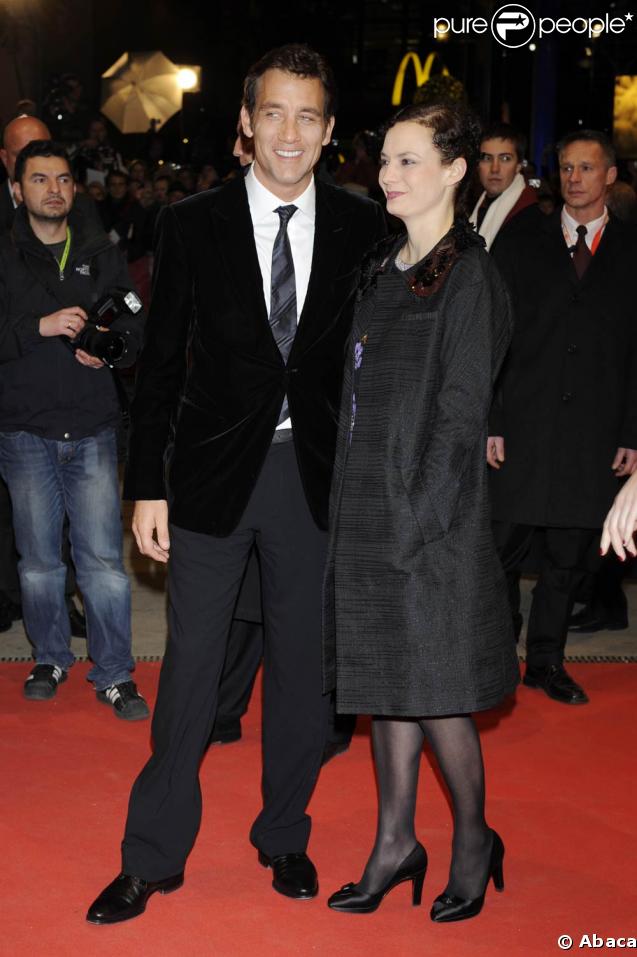 Le charmant Clive Owen, très souriant, est la tête d'affiche de 