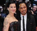 La très jolie comédienne allemande Franka Potente, dans une robe bustier noire dévoilant ses impressionnants tatouages, au bras de son compagnon, Dio. 