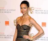 Aux BAFTA, Thandie Newton porte une sublime robe noir et or. Sans bijoux et maquillage nude, Thandie est belle avec simplicité<br />