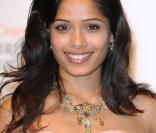 Aux BAFTA, Freida Pinto (de Slumdog Millionnaire) est rayonnante dans sa robe rose (signée Oscar de la Renta) accessoirisée d'une parure colorée. 
