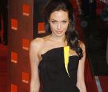 Aux BAFTA, Angie ose le noir et le jaune : normal, c'est du Giorgio Armani ! 