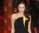 Aux BAFTA, Angie ose le noir et le jaune : normal, c'est du Giorgio Armani ! 