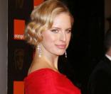 Aux BAFTA, la mannequin Karolina Kurkova  a tout misé sur la robe rouge assortie au tapis ! 