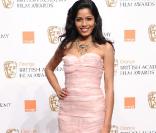 Aux BAFTA, Freida Pinto est exquise dans cette robe rose signée Oscar de la Renta 