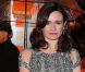 Aux BAFTA, Emily Mortimer laisse le traditionnel noir de côté au profit d'un gris de la maison Yves-Saint-laurent 