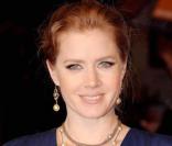 Aux BAFTA, Amy Adams opte pour le bleu dans une robe signée Roland Mouret 