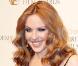 Aux BAFTA, le sourire de Kylie Minogue sert de parfait accessoire à sa jolie robe Chanel 
