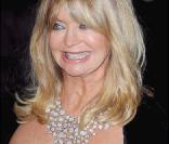Aux BAFTA, Goldie Hawn est souriante : il y a de quoi avec cette magnifique parure de diamants ! 