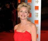Sourire étincellant et robe rouge, Sharon plus glamour que jamais... 