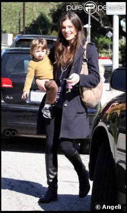 Milla Jovovich et son futur époux Paul Anderson passent une journée au parc avec leur petite Ever. 11/02/09