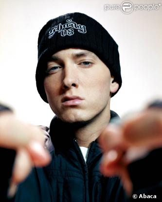Eminem retrouve les sommets avec Crack a bottle
