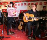 Jennifer Ayache et son groupe Superbus en showcase au Virgin Megastore des Champs-Elysées à Paris - 13 février 2009.