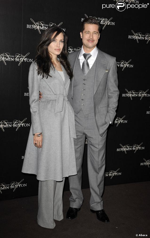 Lors de la première française de L'Etrange Histoire de Benjamin Button en janvier 2009, le couple choisit le gris car c'est bien connu, le gris fait l'union ! Elle est en Ralph Lauren et lui en Tom Ford. 