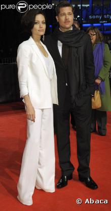 En blanc et noir, Brad Pitt et Angelina Jolie oublieront leur peur... Les deux stars se complètent sur le tapis rouge allemand de L'Etrange Histoire de Benjamin Button toujours en janvier 2009. Ils ont opté pour le look bicolore, elle en Akris et lui