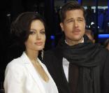 En blanc et noir, Brad Pitt et Angelina Jolie oublieront leur peur... Les deux stars se complètent sur le tapis rouge allemand de L'Etrange Histoire de Benjamin Button toujours en janvier 2009. Ils ont opté pour le look bicolore, elle en Akris et lui