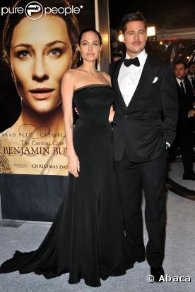 C'est un noir ultra glamour que les tourtereaux portent à Los Angeles au mois de décembre 2008. Robe Versace pour Angie et smoking pré-oscar Tom Ford pour Brad, une répétition ?