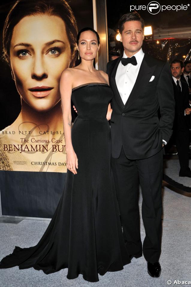 C'est un noir ultra glamour que les tourtereaux portent à Los Angeles au mois de décembre 2008. Robe Versace pour Angie et smoking pré-oscar Tom Ford pour Brad, une répétition ? 