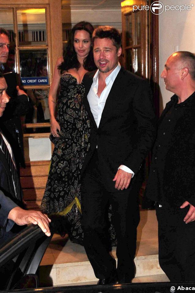 Quand Angelina porte une robe bustier, Brad Pitt sort lui aussi le décolleté en laissant sa chemise déboutonnée à la sortie d'un restaurant en France en mai 2008. 