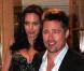 Quand Angelina porte une robe bustier, Brad Pitt sort lui aussi le décolleté en laissant sa chemise déboutonnée à la sortie d"un restaurant en France en mai 2008. 