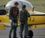 Le Prince Harry fait son premier cours de pilotage
