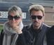 Johnny et Laeticia Hallyday, ont rejoint L.A avec Jade et... la petite Joy qui nous montre son joli minois ! Regardez
