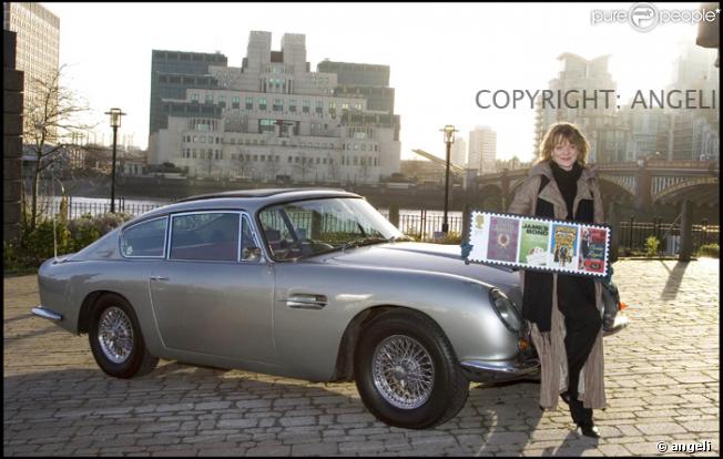 Lancement des timbres James Bond