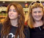Miley Cyrus n'a pas peur du ridicule, elle sort en pyjama
