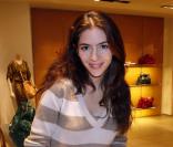 Yaël Boon est venue admirer le bracelet Key to Your Heart spécial Saint-Valentin chez Tod's