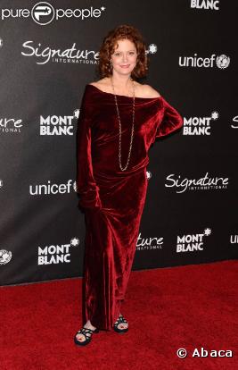 Susan Sarandon, Oscar de la Meilleure Actrice en 1996 pour son rôle dans "La dernière marche", de son mari Tim Robbins, très élégante dans une robe en velours rouge...