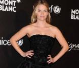 Reese Witherspoon, très jolie dans sa robe noire, file toujours le parfait amour avec la star hollywoodienne Jake Gyllenhaal ! 