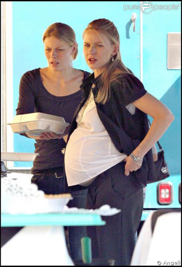 Naomi Watts et sa prothése de femme enceinte sur le tournage... très bien imitée !