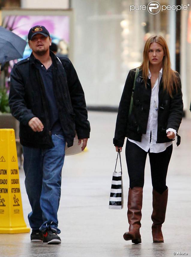 Leonardo DiCaprio et sa fiancée Bar Refaeli.  06/02/09