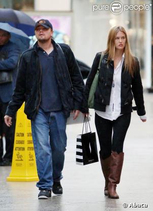 Leonardo DiCaprio et sa fiancée Bar Refaeli.  06/02/09