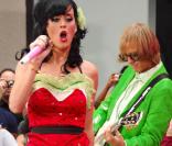 Et on commence avec la catégorie meilleur costume et la délicieuse Katy Perry, c'est le cas de le dire, arborant fièrement une magnifique panoplie de fraise des bois à New-York !