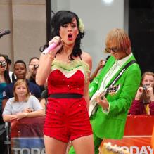 Et on commence avec la catégorie meilleur costume et la délicieuse Katy Perry, c'est le cas de le dire, arborant fièrement une magnifique panoplie de fraise des bois à New-York !